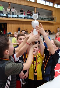 4a mit Pokal
