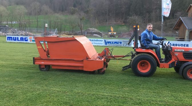 Rasenkehrmaschine im Einsatz
