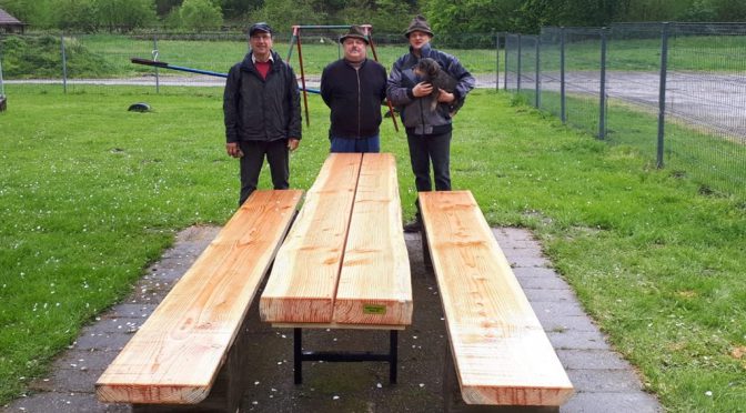 Maisacher Ro&szlig;gumbe-Club stiftet Sitzgruppe