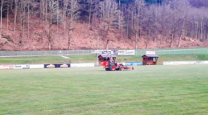Rasenplatz erh&auml;lt die erste D&uuml;ngung