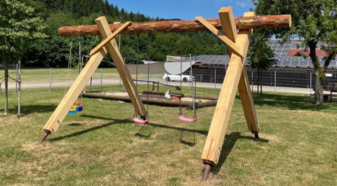 Schaukel auf Kinderspielplatz erneuert